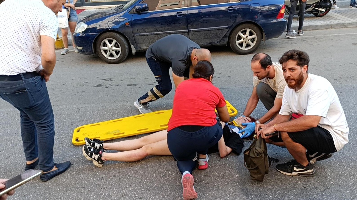 Manavgat\'ta Kaldırıma Park Eden Cipin Kapısı Açıldı, Motosiklet Sürücüsü Son Anda Kurtuldu