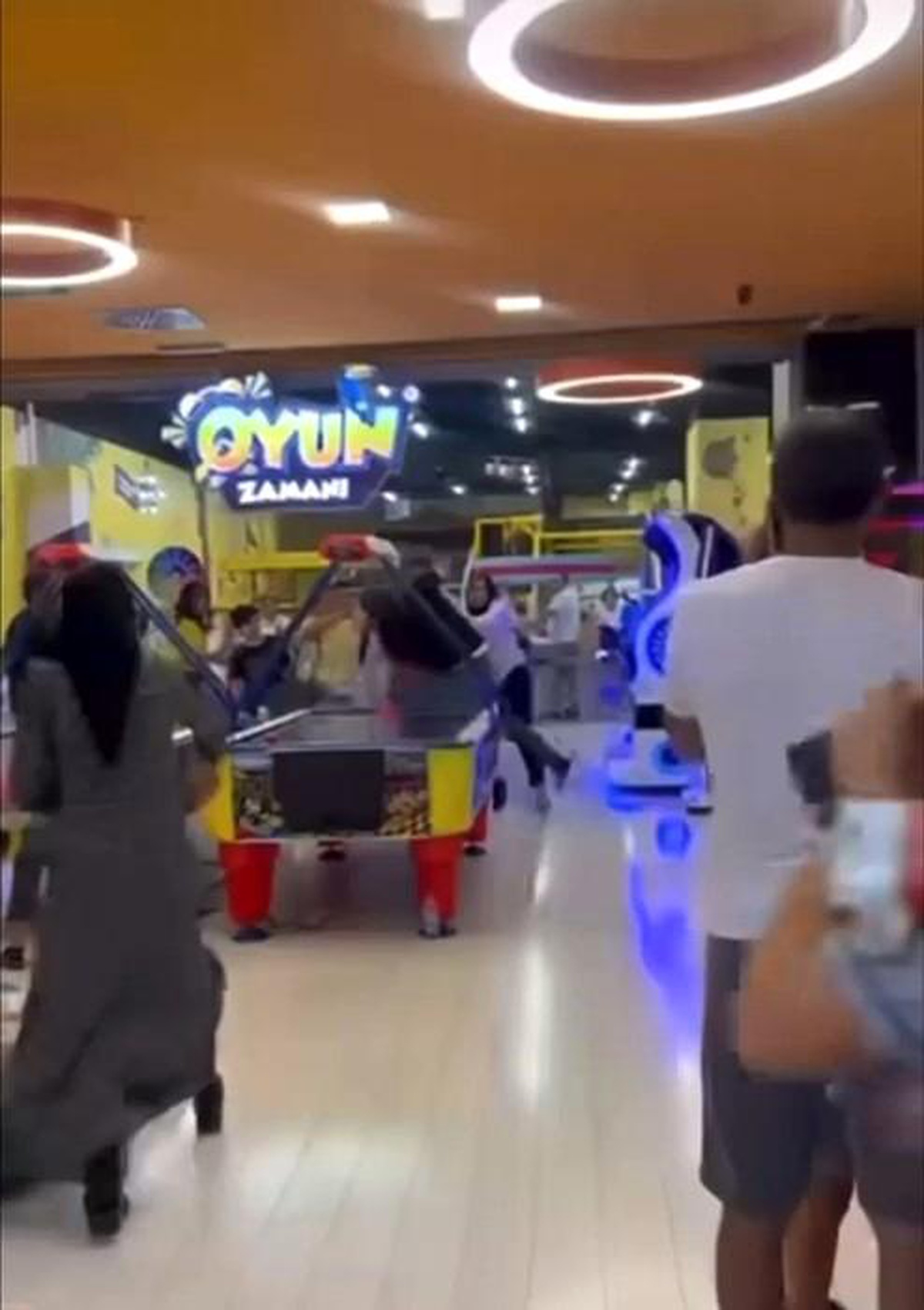 Bursa\'da alışveriş merkezinde yer verme tartışması kavgaya dönüştü