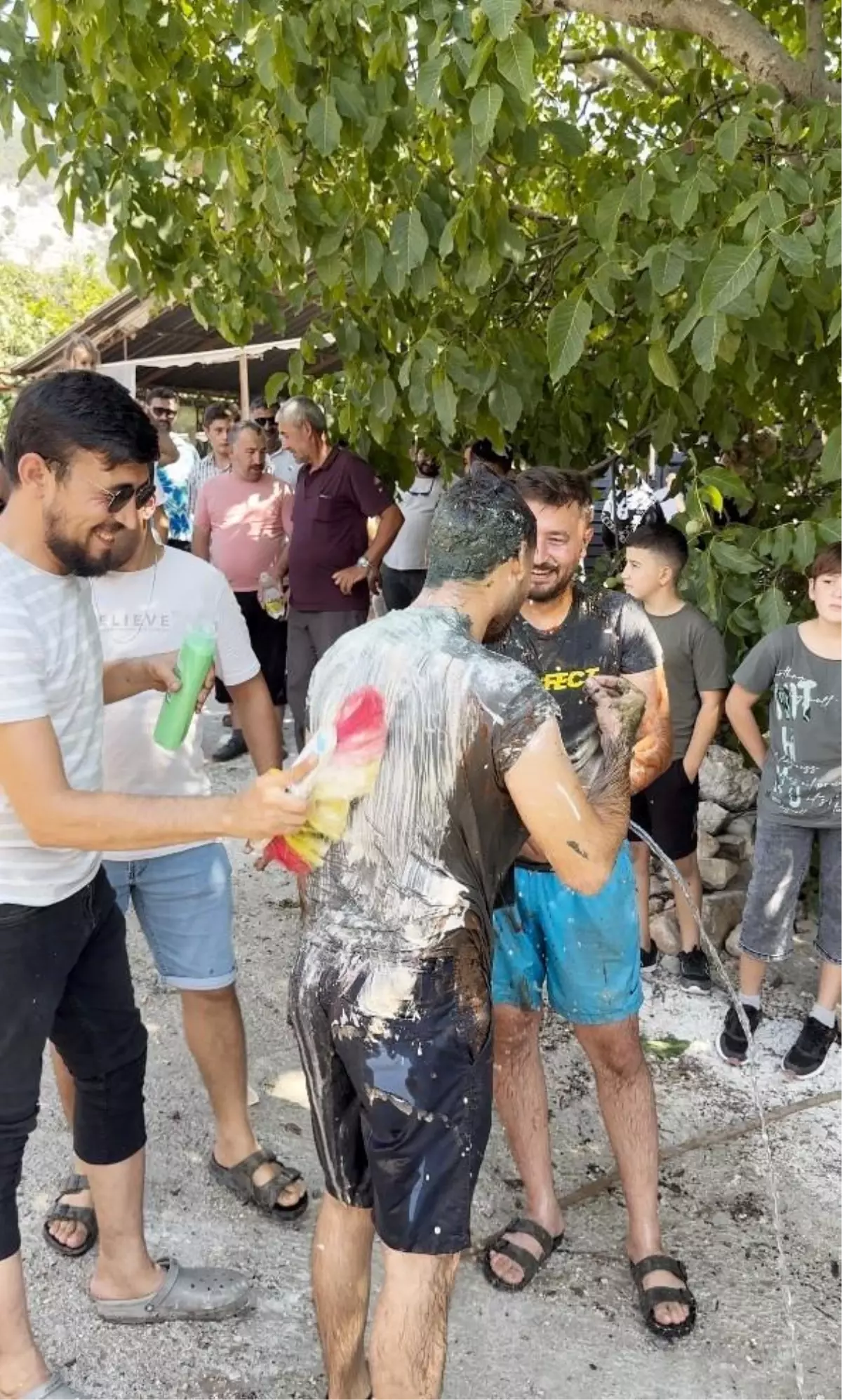 Antalya\'da gelin alma geleneği sırasında damada ketçap, sirke ve gres yağı döküldü