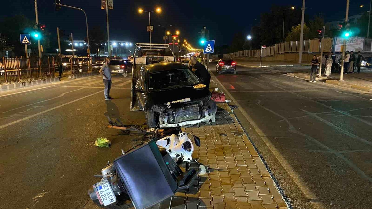 Diyarbakır\'da Alkollü Sürücü Yaya Geçidindeki Aileye ve Motosiklet Sürücüsüne Çarptı: 5 Yaralı
