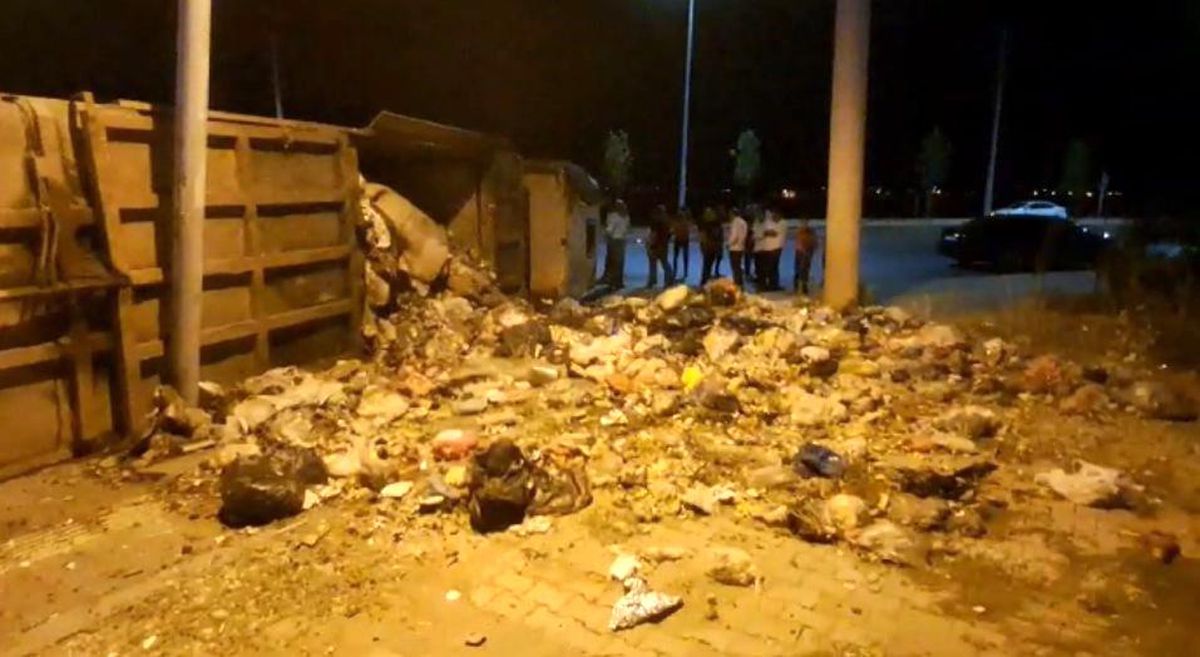 Diyarbakır\'da Büyükşehir Belediyesine ait çöp kamyonu devrildi