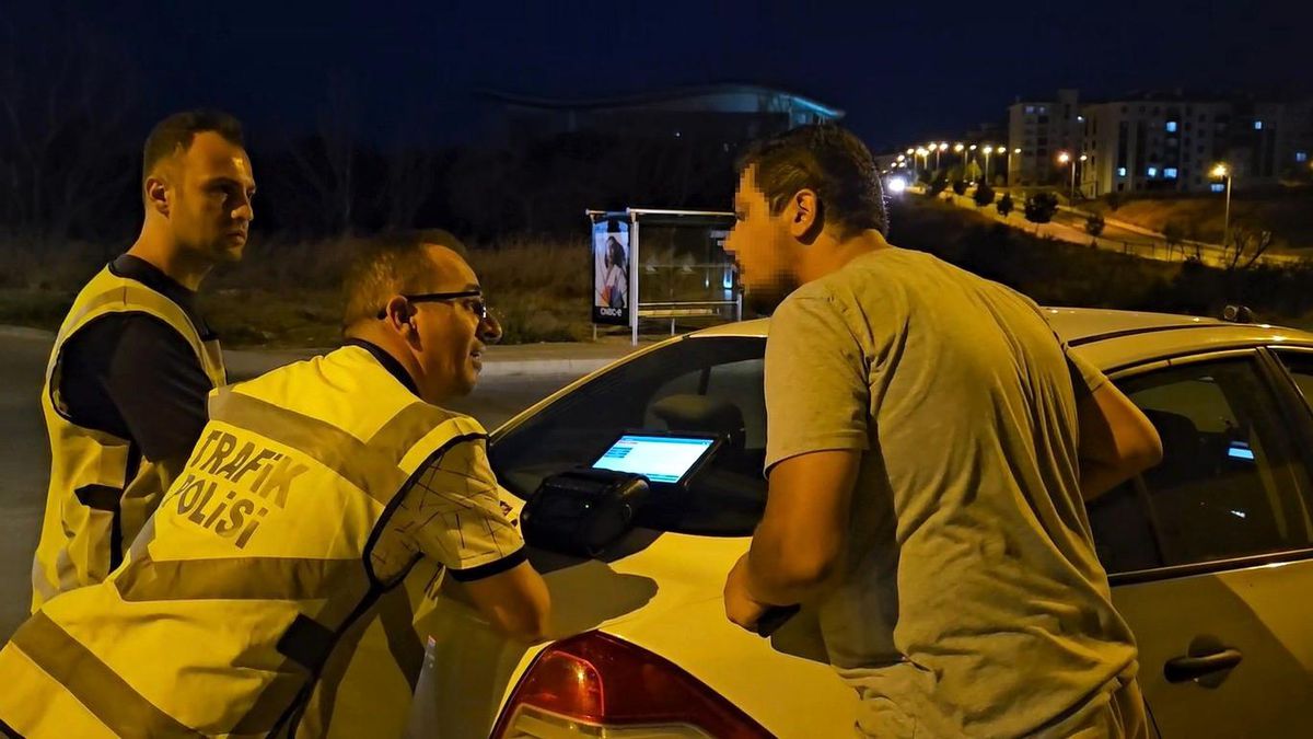 Edirne\'de Alkollü Tır Sürücüsü Polisi İkna Edemedi