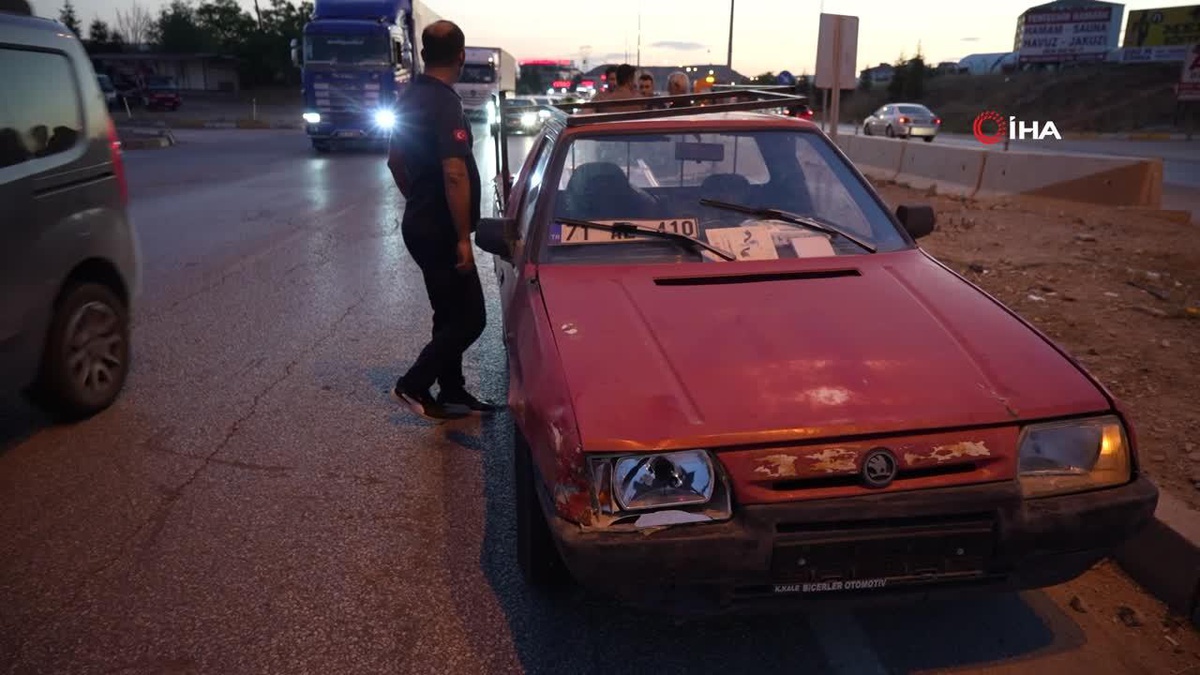 Ehliyetsiz sürücünün kullandığı motosiklete kamyonet çarptı: 2 yaralı