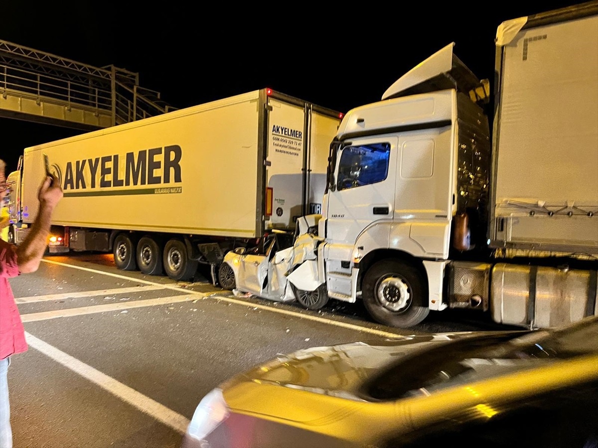 Erzurum\'da kırmızı ışıkta bekleyen otomobilin kaza sonucu sıkışması