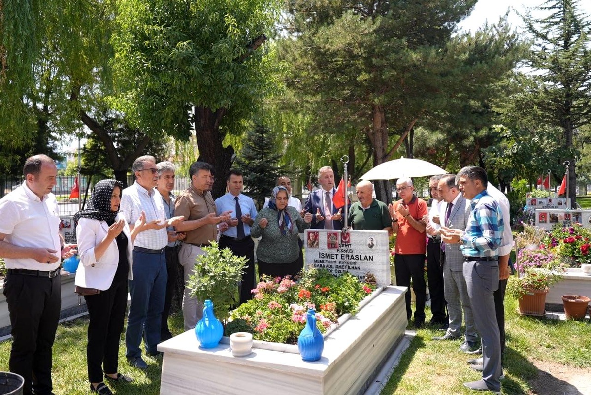 İl Milli Eğitim Müdürü Coşkun Esen, Şehitliği Ziyaret Etti