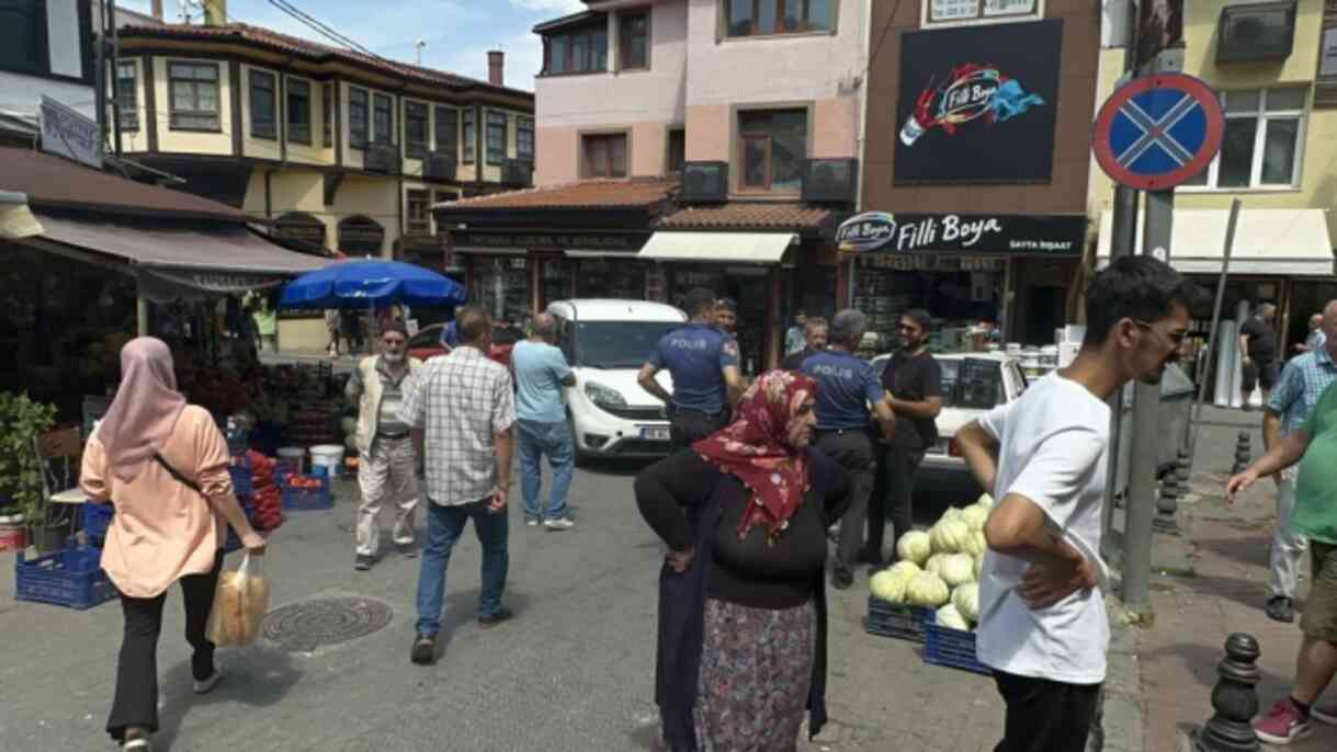 Giydiği 2 numara büyük ayakkabı seyyar satıcının hayatını kurtardı Giydiği 2 numara büyük ayakkabı seyyar satıcının hayatını kurtardı