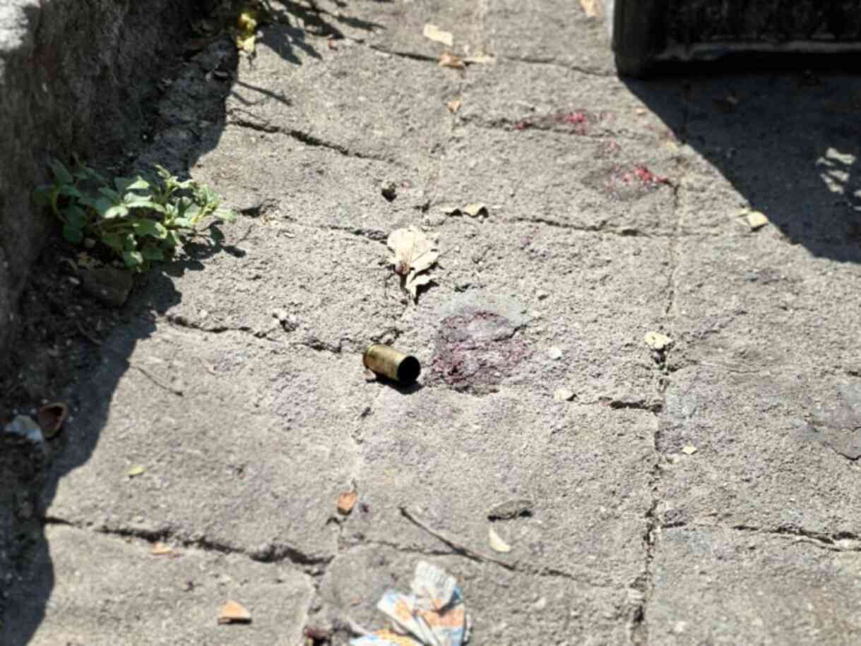 Giydiği 2 numara büyük ayakkabı seyyar satıcının hayatını kurtardı Giydiği 2 numara büyük ayakkabı seyyar satıcının hayatını kurtardı