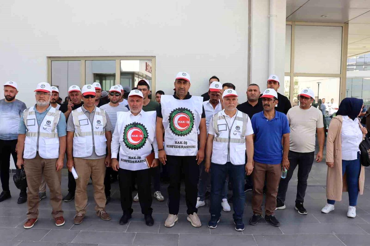 Hizmet-İş Sendikası Kayseri Şube Başkanı, Kayseri Şehir Hastanesi\'nde işten çıkarılan işçilere tepki gösterdi