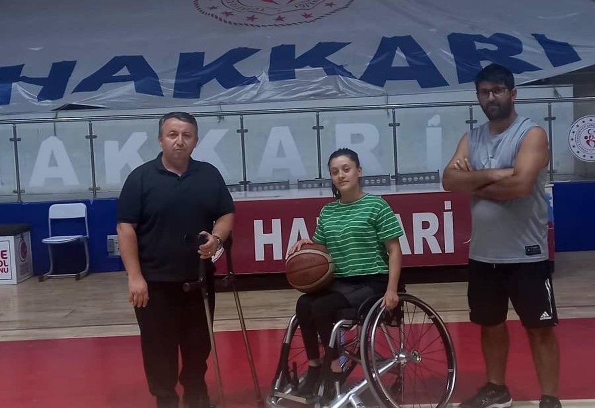 Hollandalı Hayırseverden Hakkari Sümbül Engelliler Spor Kulübü\'ne Spor Sandalye Hibe Edildi