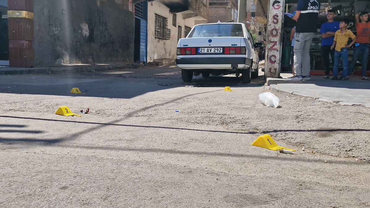 Diyarbakır\'da Husumetli Aileler Arasında Tabancalı Kavga
