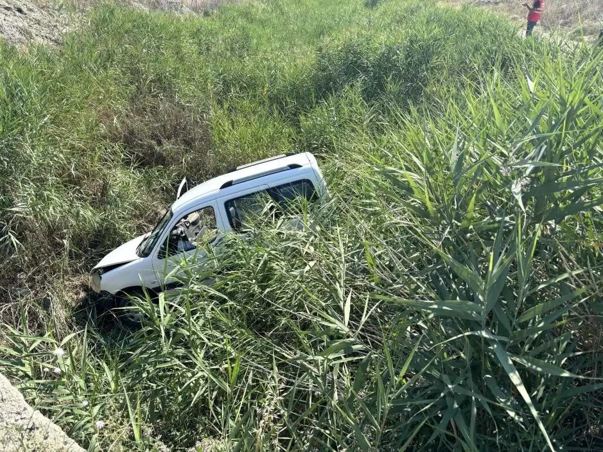 Isparta\'da Hafif Ticari Araç Su Kanalına Uçtu: 1 Ölü, 1 Yaralı