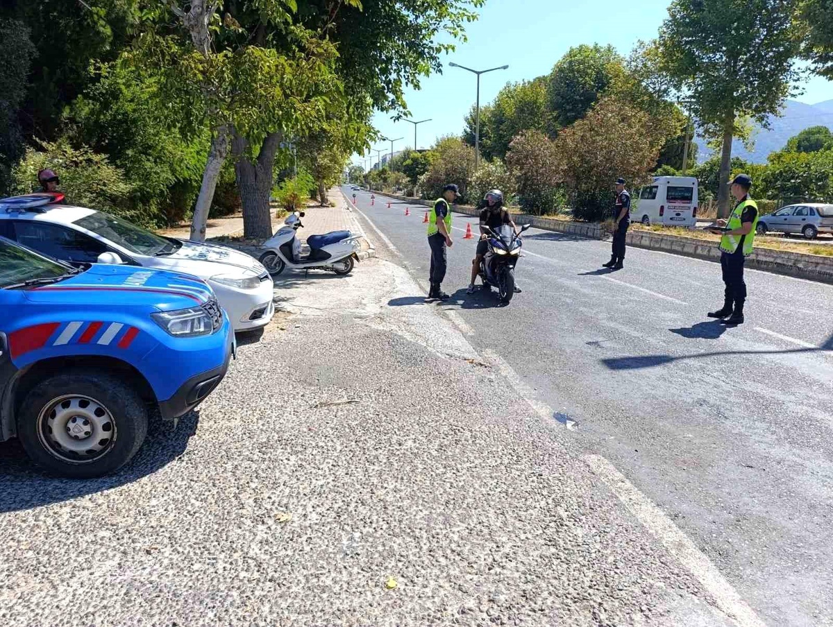 Aydın\'da trafik jandarması motosiklet ve bisiklet sürücülerine bilgilendirme faaliyeti gerçekleştirdi