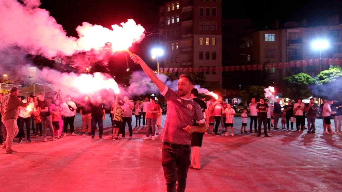 Karaman Futbol Kulübü\'nde Yönetim Krizine Taraftarlardan Meşaleli Tepki