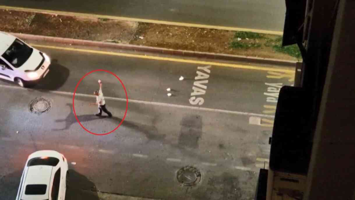 Kavgada yaralanınca sinir krizi geçirdi! Yoldan geçen araçlara tekmeli yumruklu saldırı Kavgada yaralanınca sinir krizi geçirdi! Yoldan geçen araçlara tekmeli yumruklu saldırı