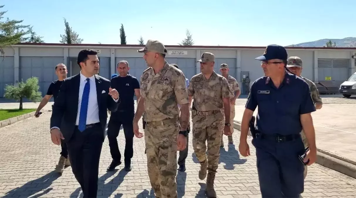 Adıyaman Gölbaşı Kaymakamı Tarık Buğra Seyhan, polis ve jandarma ekipleriyle bir araya geldi