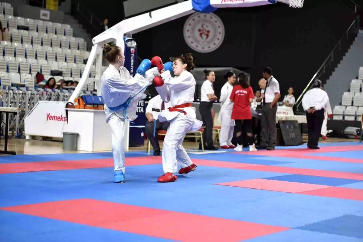 Manisa Büyükşehir Belediyesporlu Karateciler 14 Madalya Kazandı