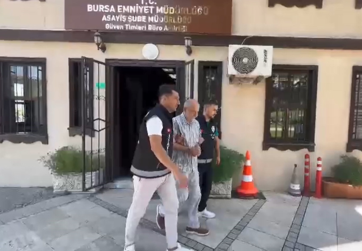 Seyyar tespih satıcıları arasında çıkan kavgada mermi ayakkabıya isabet etti