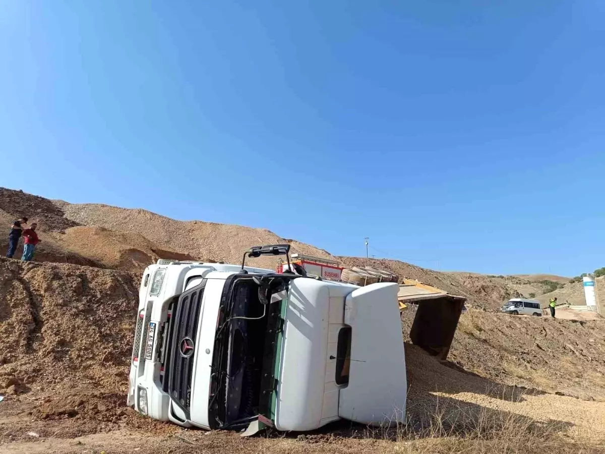 Sivas\'ta mıcır yüklü kamyon devrildi, sürücü hayatını kaybetti