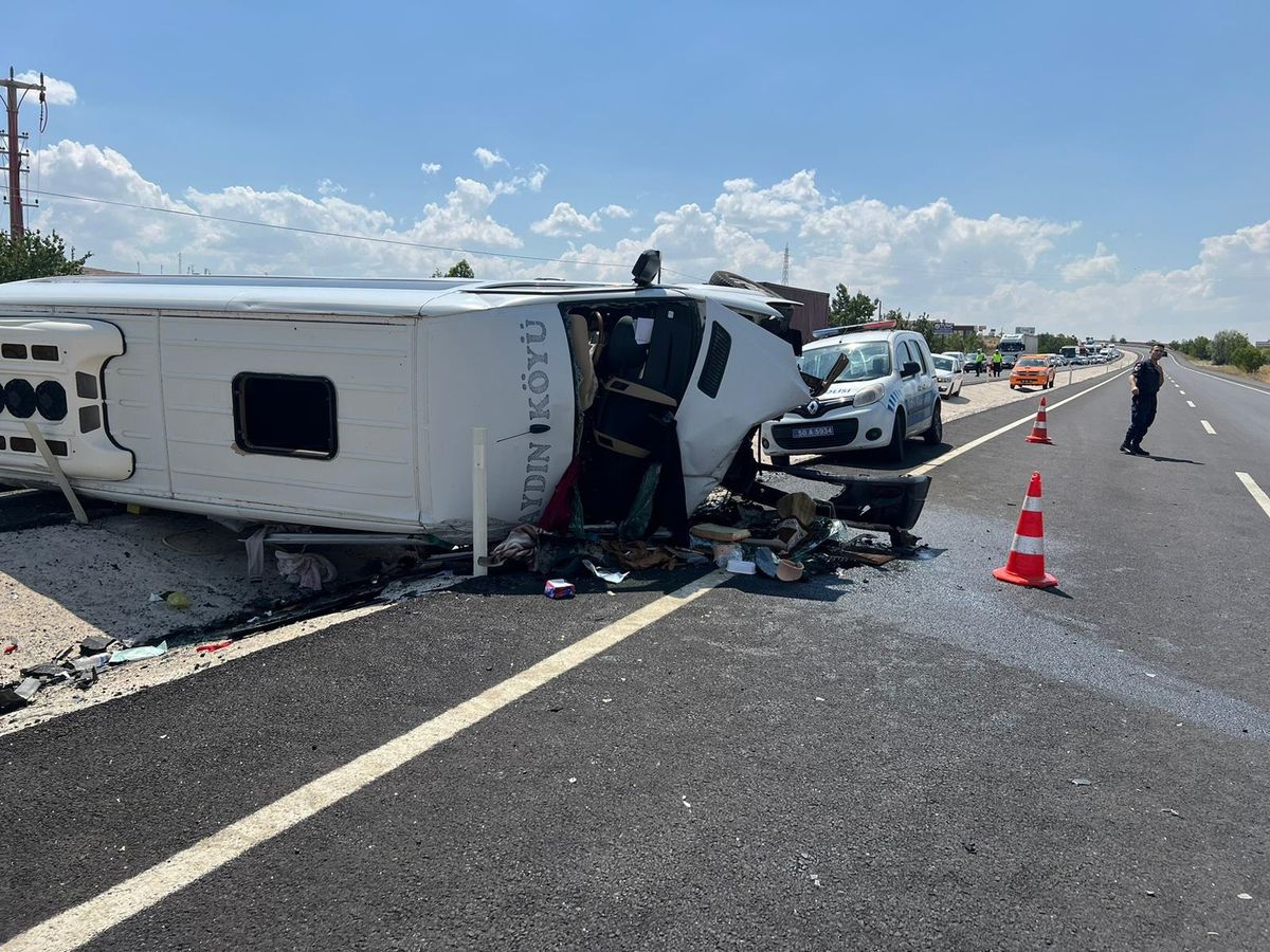 Nevşehir\'de minibüs ile cipin kafa kafaya çarpıştığı kazada 14 kişi yaralandı