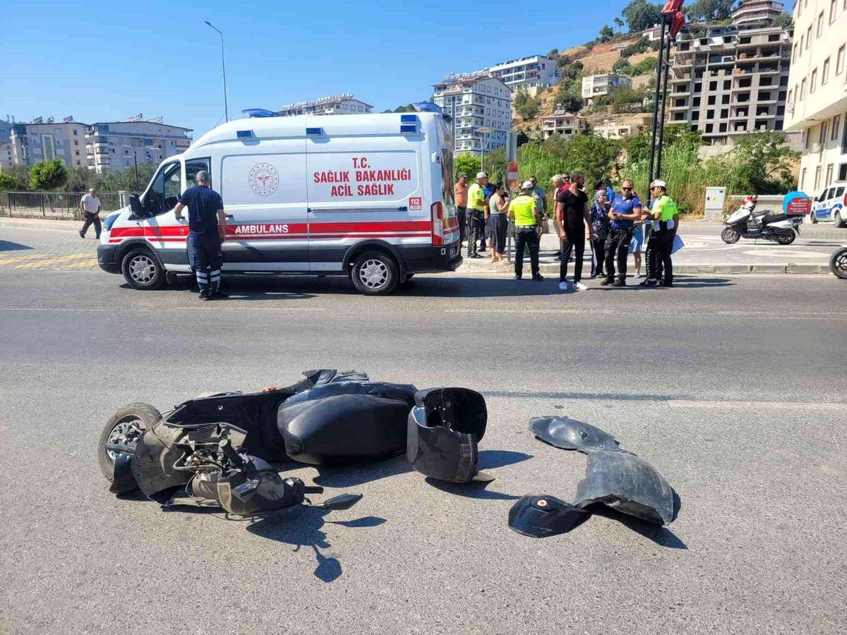 Antalya\'da otomobil ile elektrikli motosiklet çarpıştı: 14 yaşındaki sürücü yaralandı