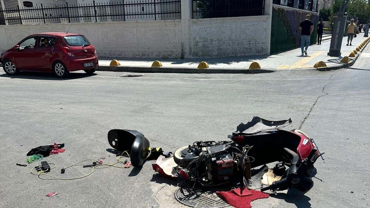 Tekirdağ\'da Elektrikli Motosiklet ve Otomobil Çarpıştı: Çocuk Yaralandı
