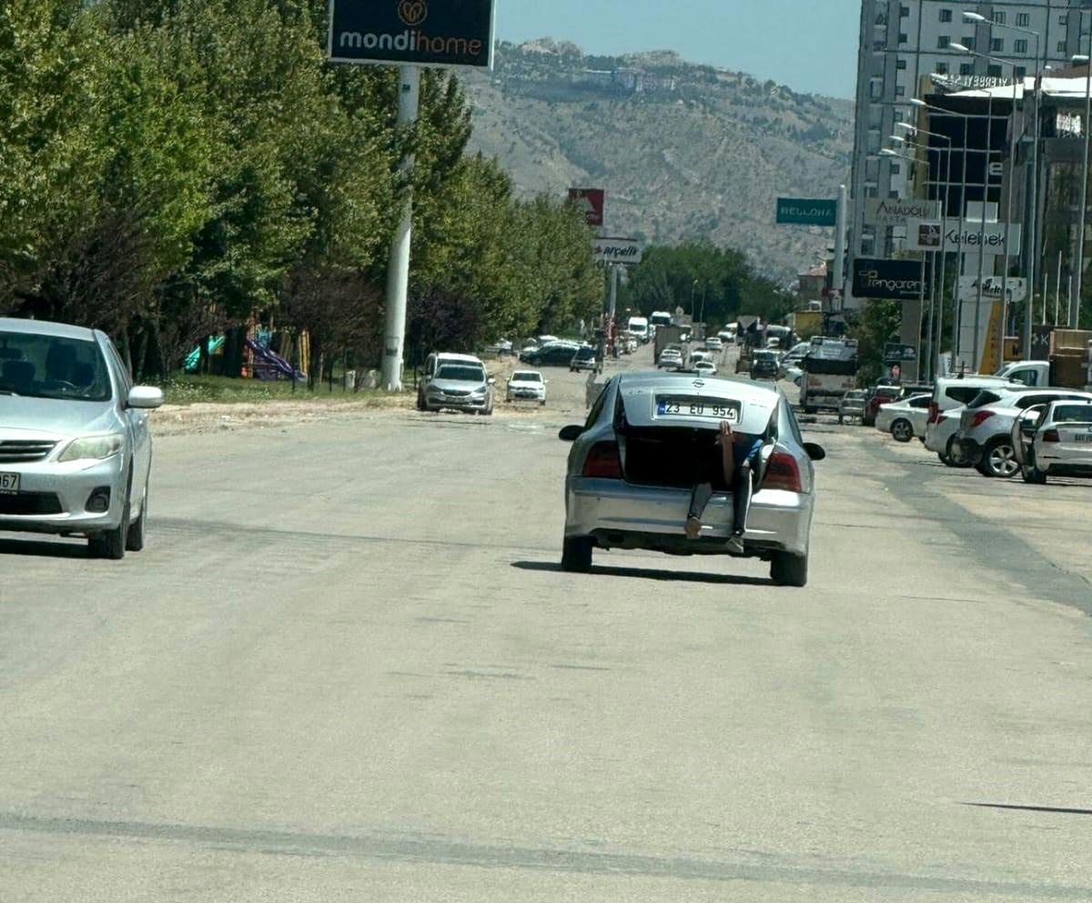 Elazığ\'da otomobilin bagajındaki tehlikeli yolculuk kameralara yansıdı