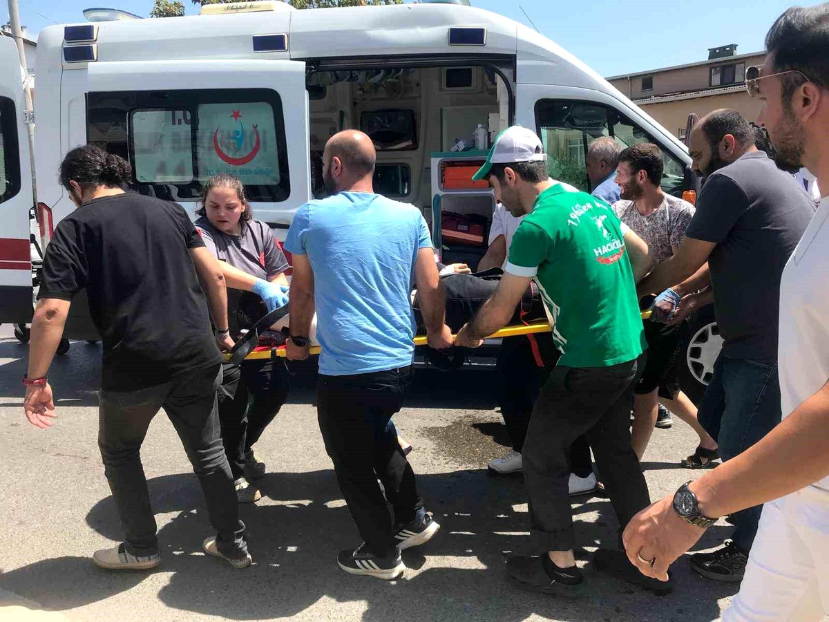 Kocaeli\'de Otomobilin Çarptığı Yaya Yaralandı
