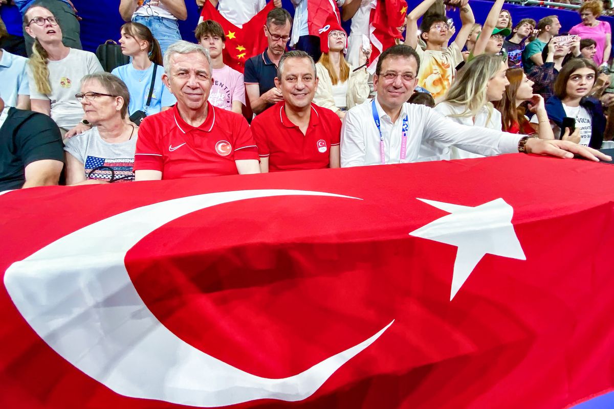 CHP Genel Başkanı Özgür Özel, İmamoğlu ve Yavaş\'tan Milli Kadın Voleybol Takımı\'na tebrik