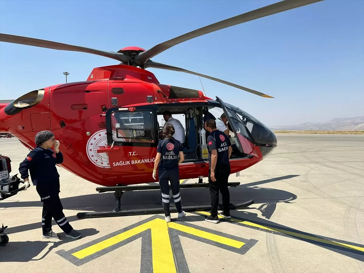 Silopi\'de rahatsızlanan 52 günlük bebek ambulans helikopterle Elazığ\'a sevk edildi