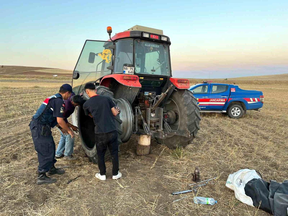 Yozgat\'ta Jandarma Ekipleri Çiftçiye Yardım Etti