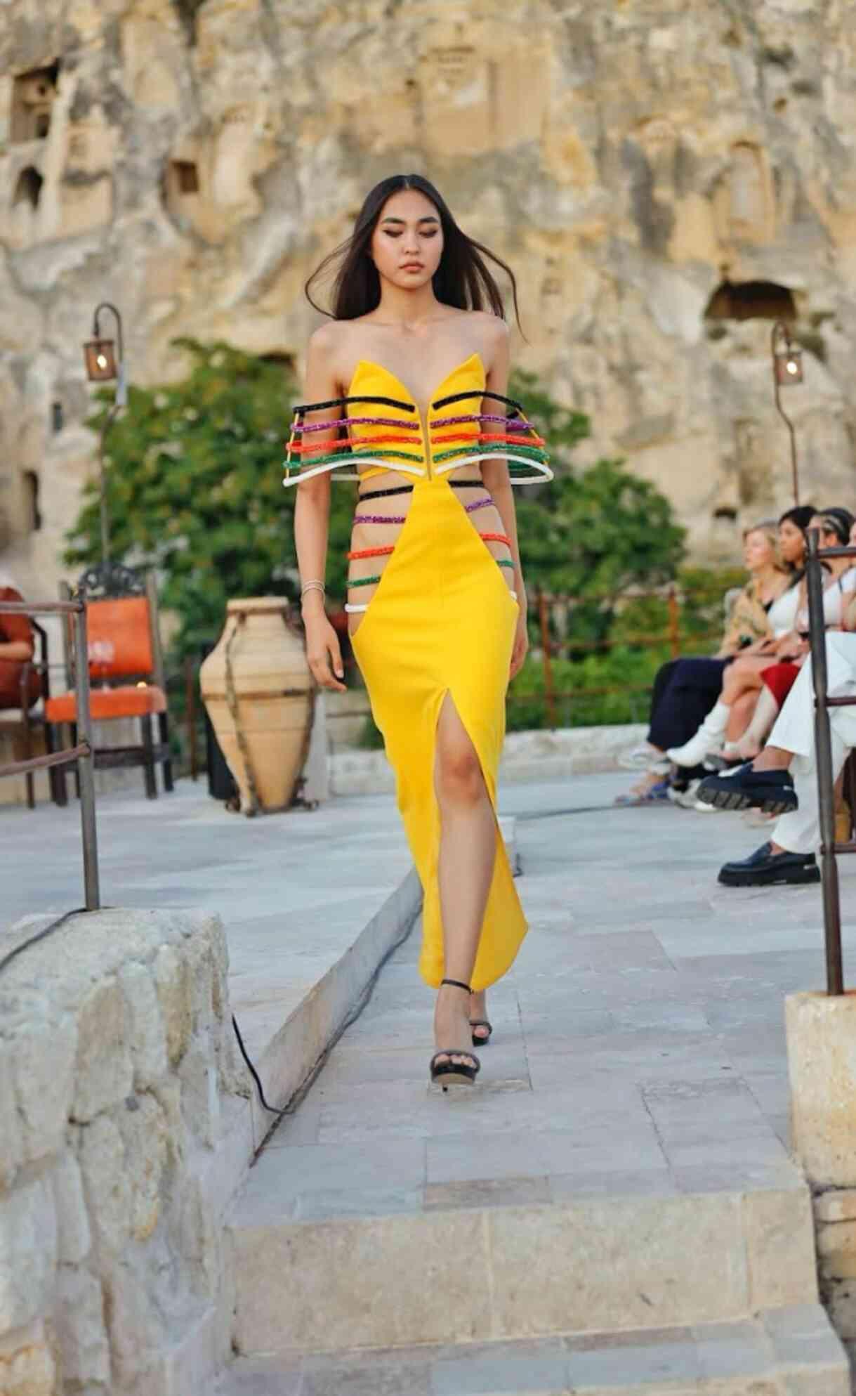 Ünlü Modacı Emrullah Köroğlu'nun Fashion Week Cappadocia Defilesi Büyüledi