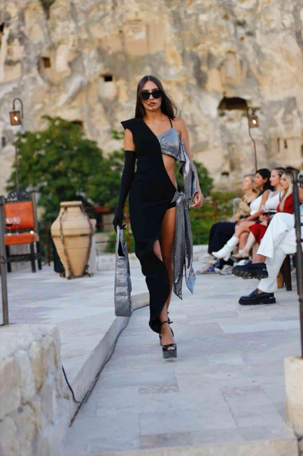 Ünlü Modacı Emrullah Köroğlu'nun Fashion Week Cappadocia Defilesi Büyüledi