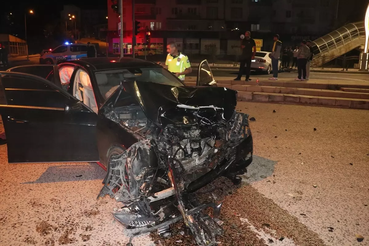 Yozgat\'ta Otomobil Çarpışması: 6 Kişi Yaralandı