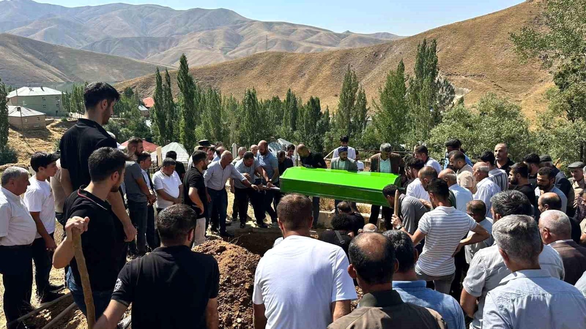Hakkari\'de Boğulan Özcan Kutluk Son Yolculuğuna Uğurlandı