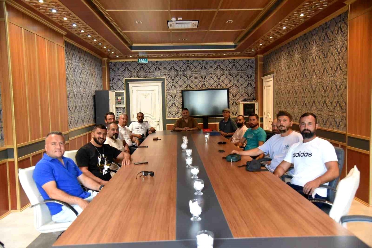 Yunusemre Belediyespor\'da 2024-2025 sezonu öncesinde futbol antrenörleriyle toplantı yapıldı