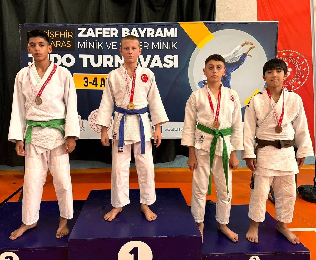 Ümraniyeli Judocular Zafer Bayramı Judo Turnuvası\'nda Şampiyon Oldu