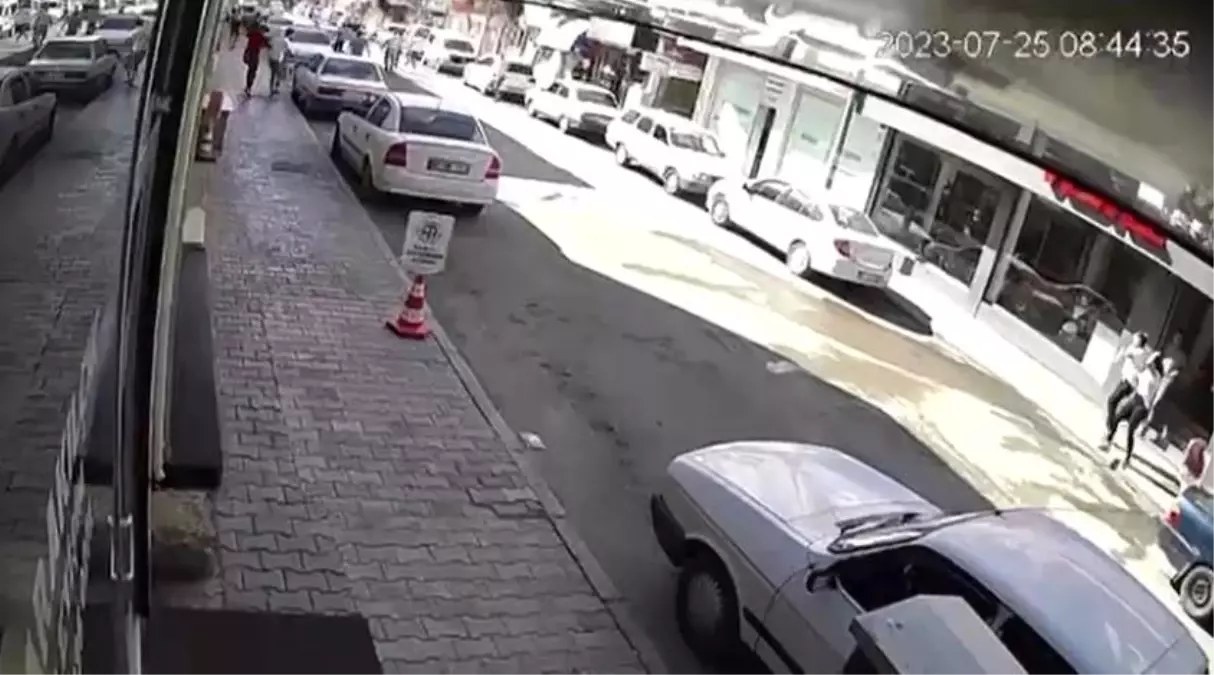 Adana\'da 4,6 Büyüklüğünde Deprem Anları Güvenlik Kamerasında