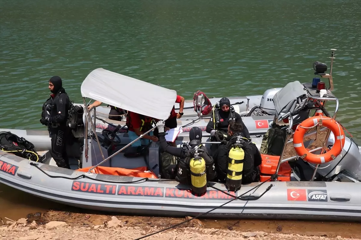 Kozan\'da düşen helikopter sudan çıkarıldı