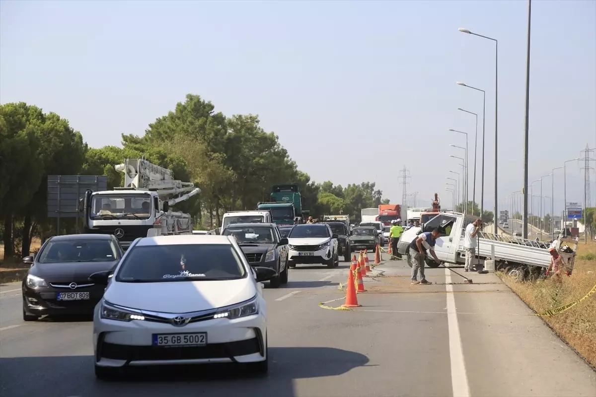 Antalya\'da geri gelen kamyonete çarpan otomobildeki sürücü hayatını kaybetti