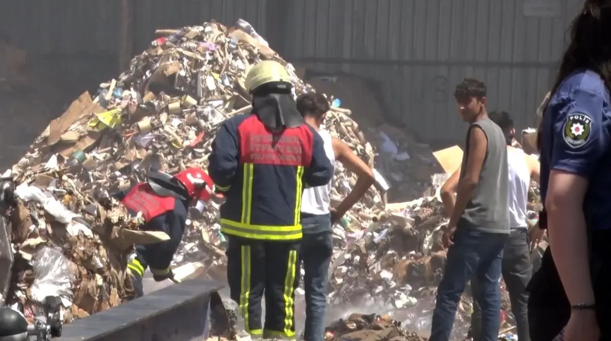 Avcılar\'da Kağıt Geri Dönüşüm Deposunda Yangın Çıktı