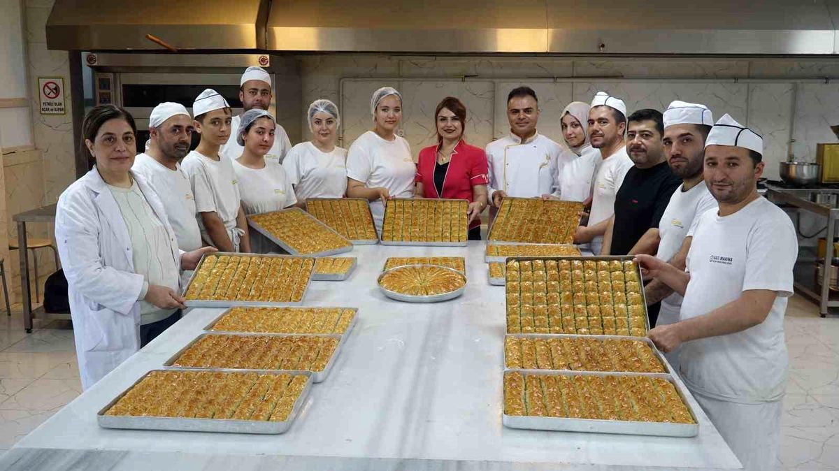 Gaziantep Baklava Akademisi\'ndeki Kız Öğrenciler Baklava Üretiyor