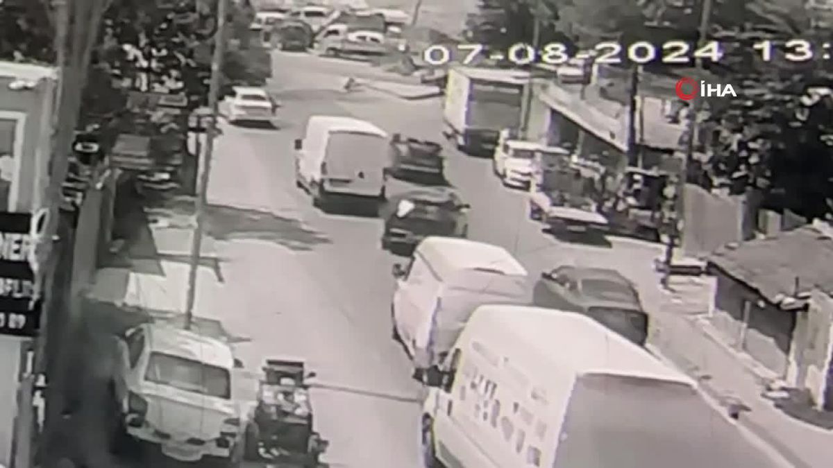 Başakşehir\'de kontrolden çıkan kamyonet dehşet saçtı: 2 yaralı