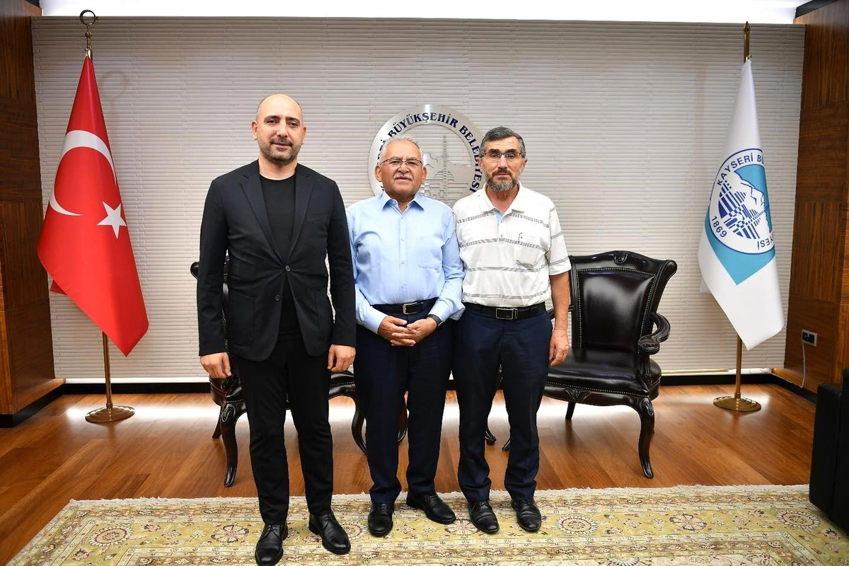 Başkan Büyükkılıç, Kayseri\'yi ziyaret edenleri makamında ağırlıyor