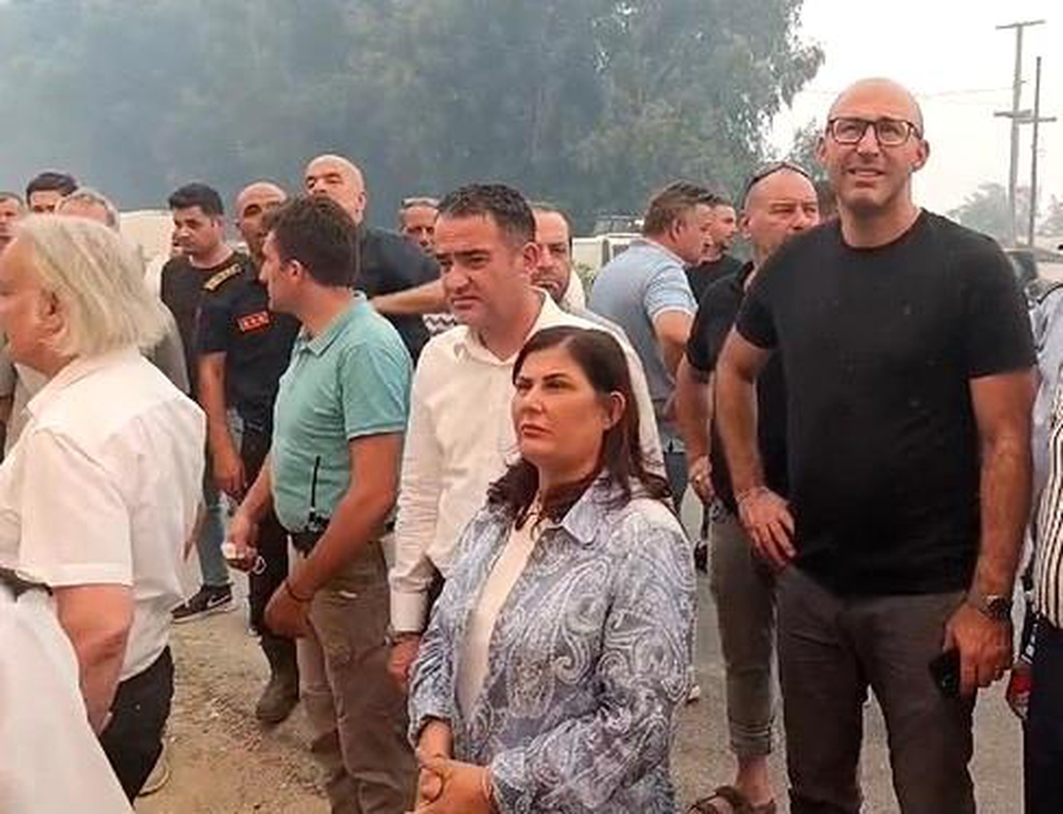 Aydın Büyükşehir Belediye Başkanı Özlem Çerçioğlu, Söke\'deki yangın bölgesine gelerek çalışmalar hakkında bilgi aldı