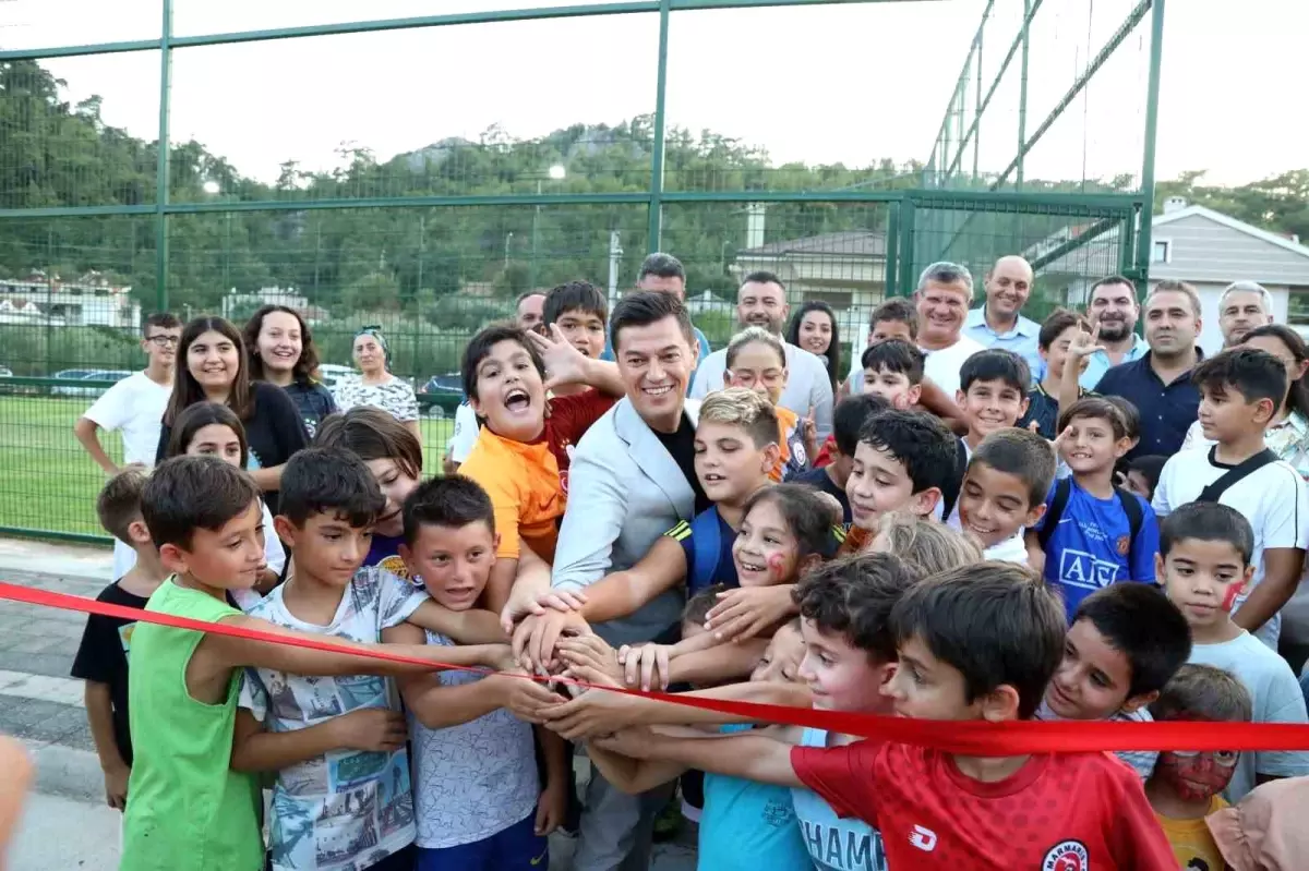 Marmaris Belediye Başkanı Acar Ünlü, çocuklarla birlikte parkı açtı