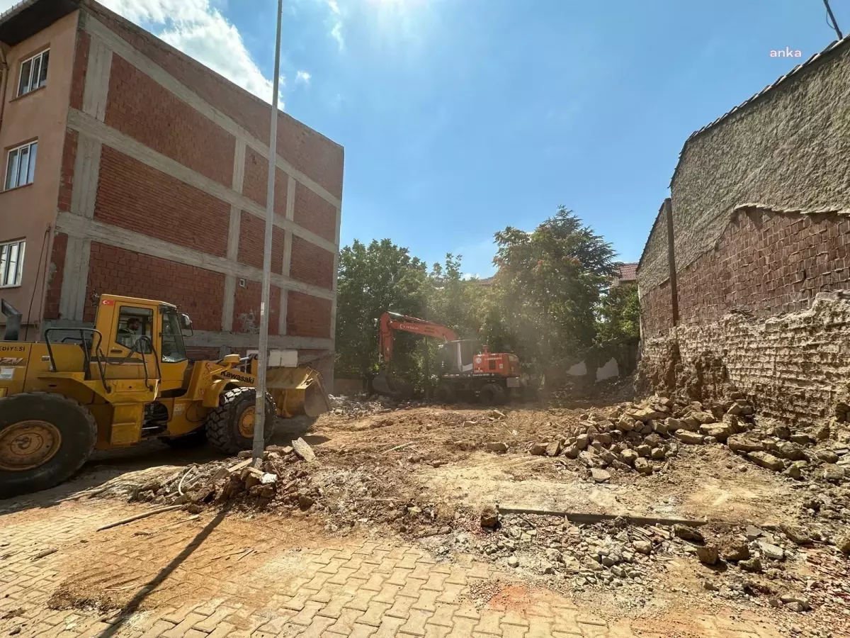 Bozüyük Belediyesi Metruk Bina Yıkımına Devam Ediyor