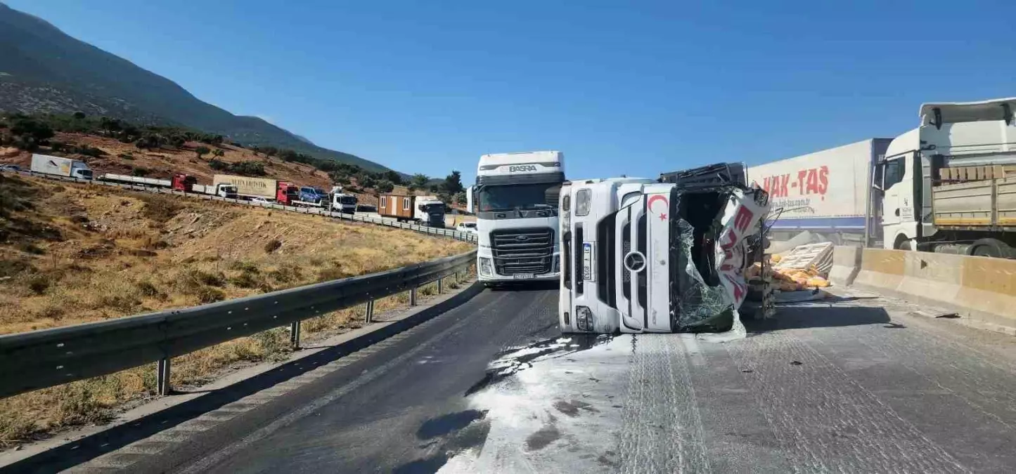 Belen\'de çimento yüklü tır devrildi, sürücü yaralandı