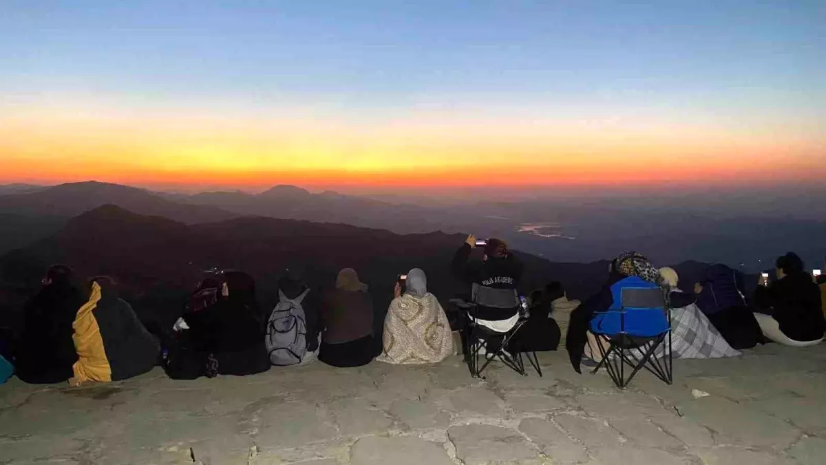 Doğu-Batı Dostluk ve İpek Yolu Rallisi Nemrut Dağı\'nda Gün Doğuşunu İzledi