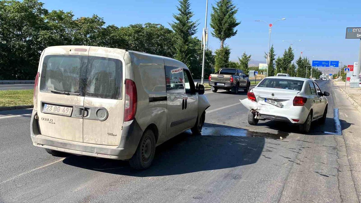 Elazığ\'da otomobil ile hafif ticari araç çarpıştı, 1 kişi yaralandı