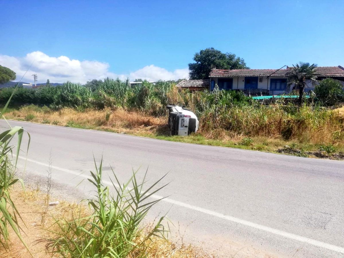 Erdek\'te Ticari Araç Takla Attı